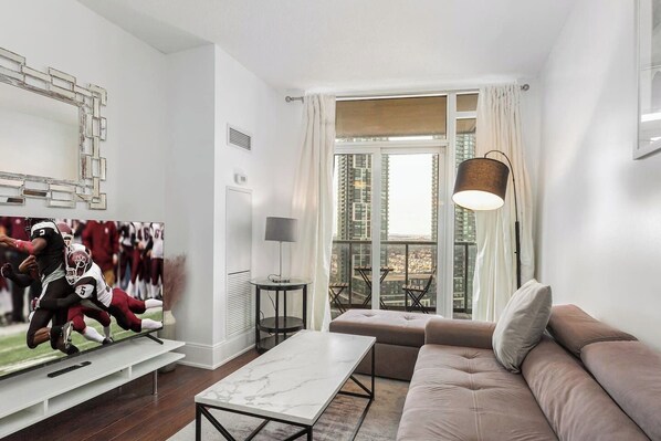 TV - Luxurious 2BR/2BATH Condo- Steps from Square One (Mississauga)