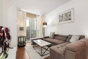 TV - Luxurious 2BR/2BATH Condo- Steps from Square One (Mississauga)