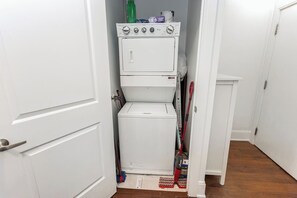 Interior - Luxurious 2BR/2BATH Condo- Steps from Square One (Mississauga)