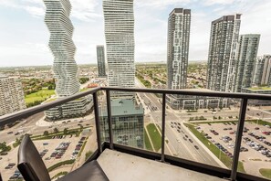 Property grounds - Lavish 2BR/2Bath Condo Steps to Square One Mall (Mississauga)
