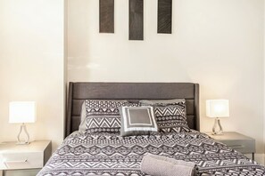 办公桌、熨斗/熨衣板、旅行婴儿床、WiFi