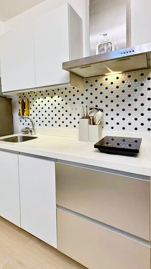 Kühlschrank, Mikrowelle, Herdplatte, Kochgeschirr/Geschirr/Besteck