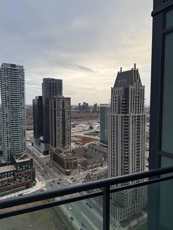 Property grounds - Penthouse 2BR+Den | Skyline Views • SQ1 • Parking (Mississauga)