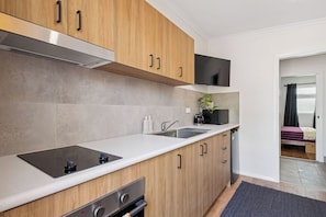 Een koelkast, een magnetron, een oven, een kookplaat