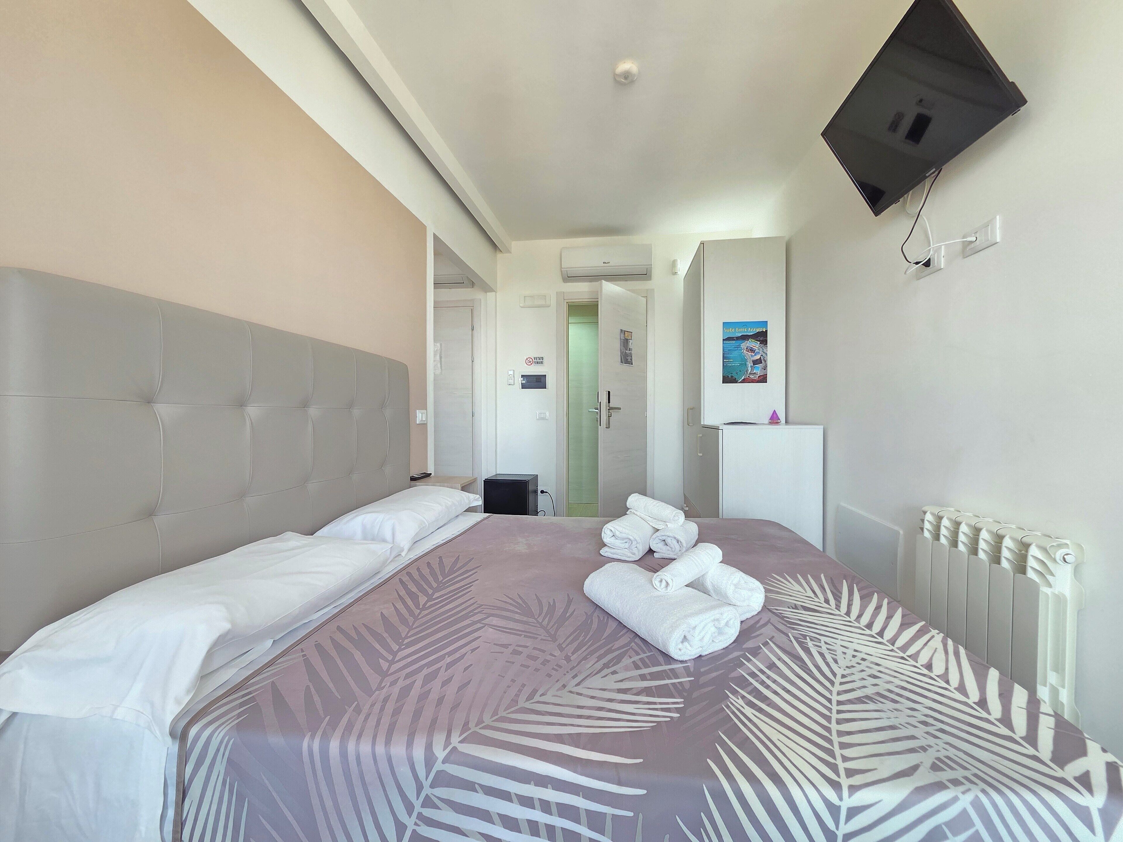 ميني بار وخزنة داخل الغرفة وبديكورات فريدة لكل غرفة وطراز فريد لكل وحدة