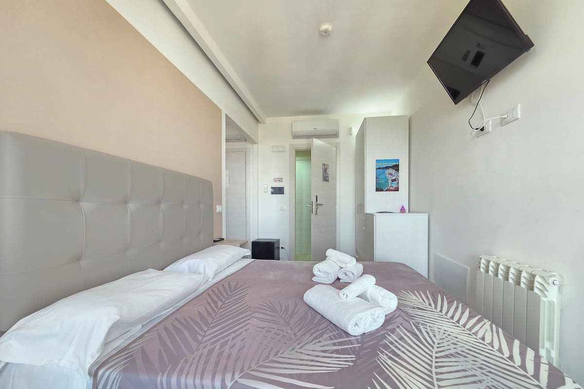 Superior Quadruple Room, Penyaman udara, City View | Bar mini, peti besi dalam bilik, langsir/tirai gelap terus 