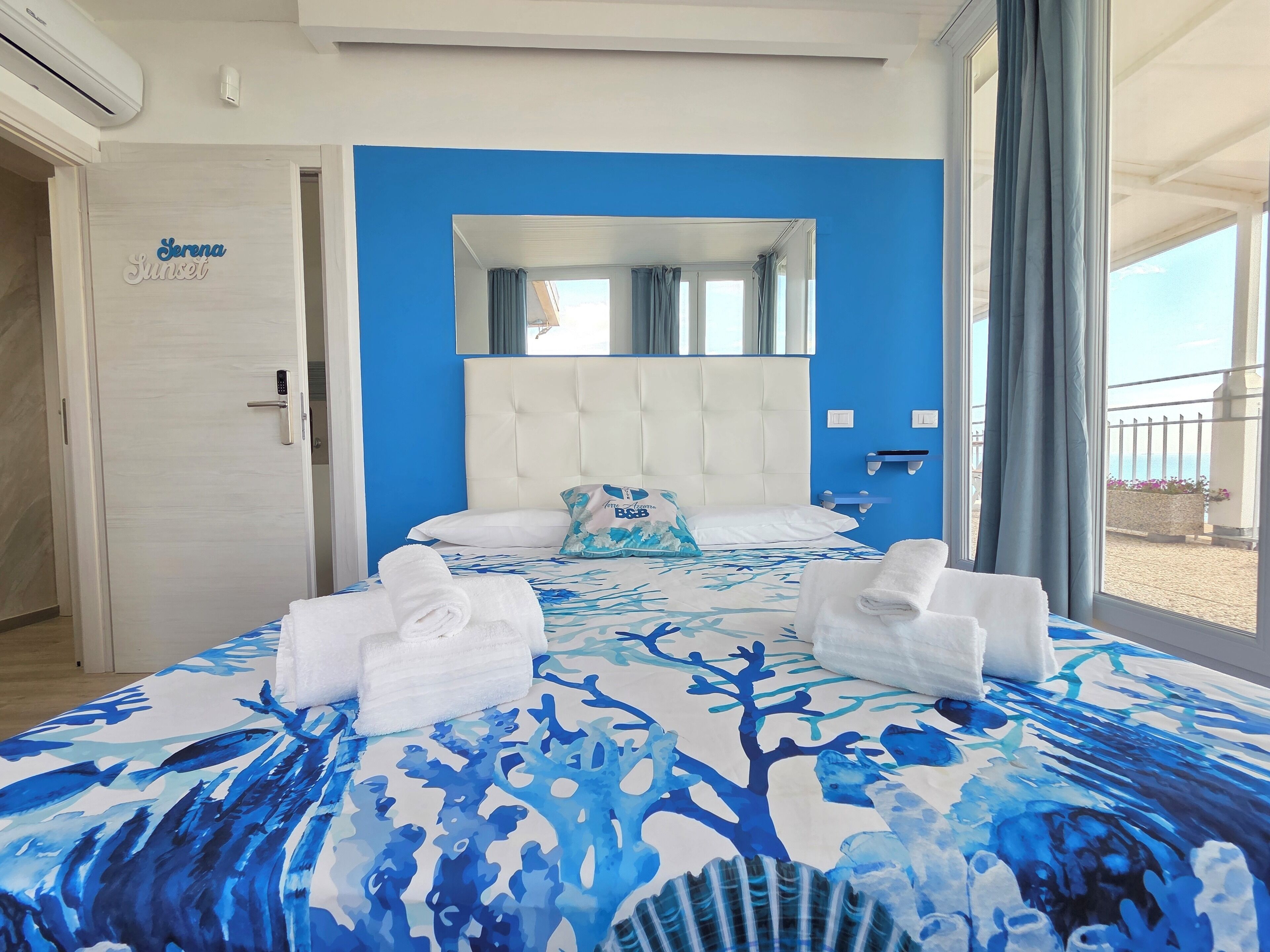 Panoraamahuone, terassi, merinäköala | Minibaari, tallelokero huoneessa, yksilöllisesti sisustettu