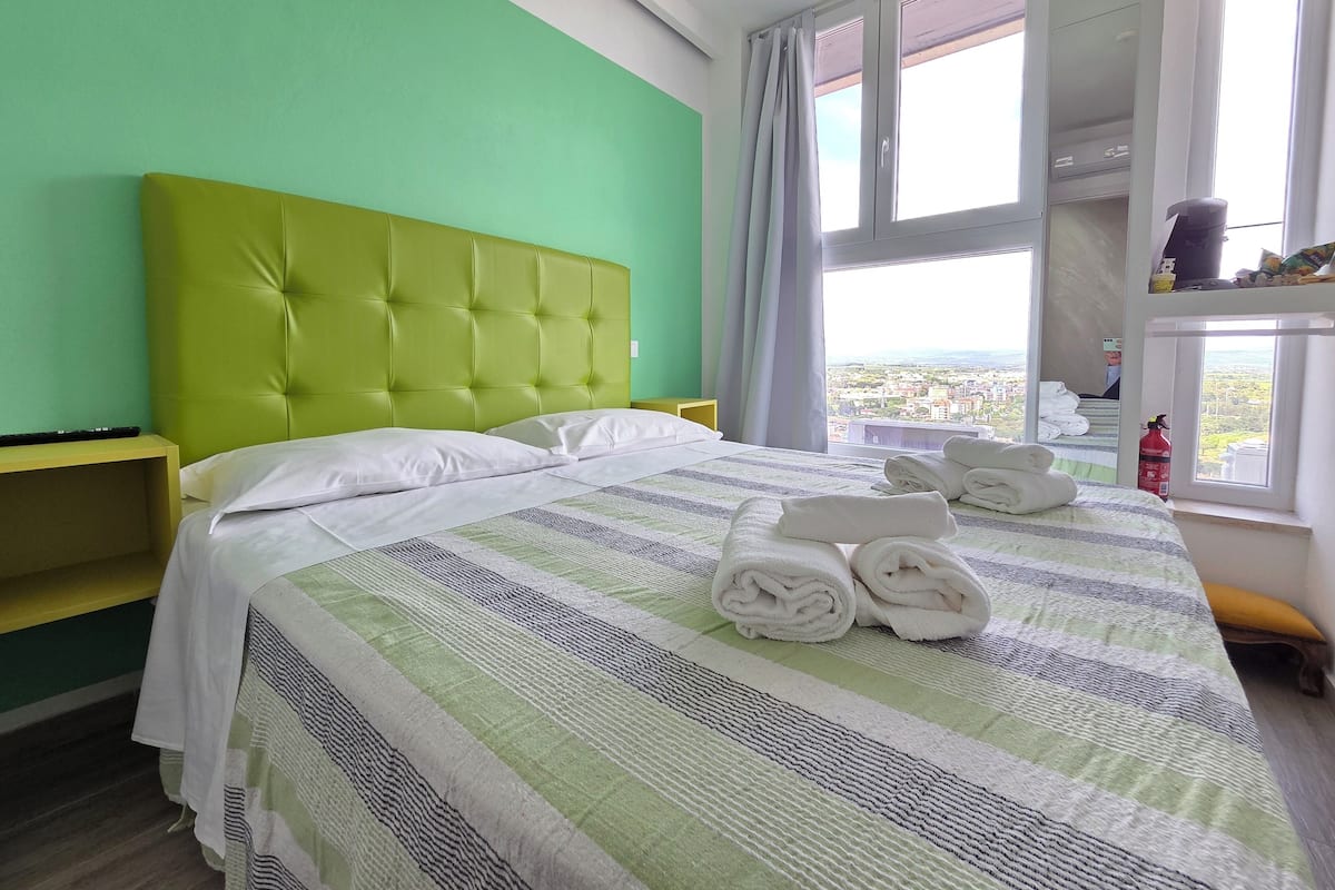 Classic Single Room, Penyaman udara, City View | Bar mini, peti besi dalam bilik, langsir/tirai gelap terus 
