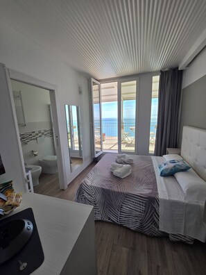 Camera panoramica, terrazzo, vista mare | Dettaglio interni
