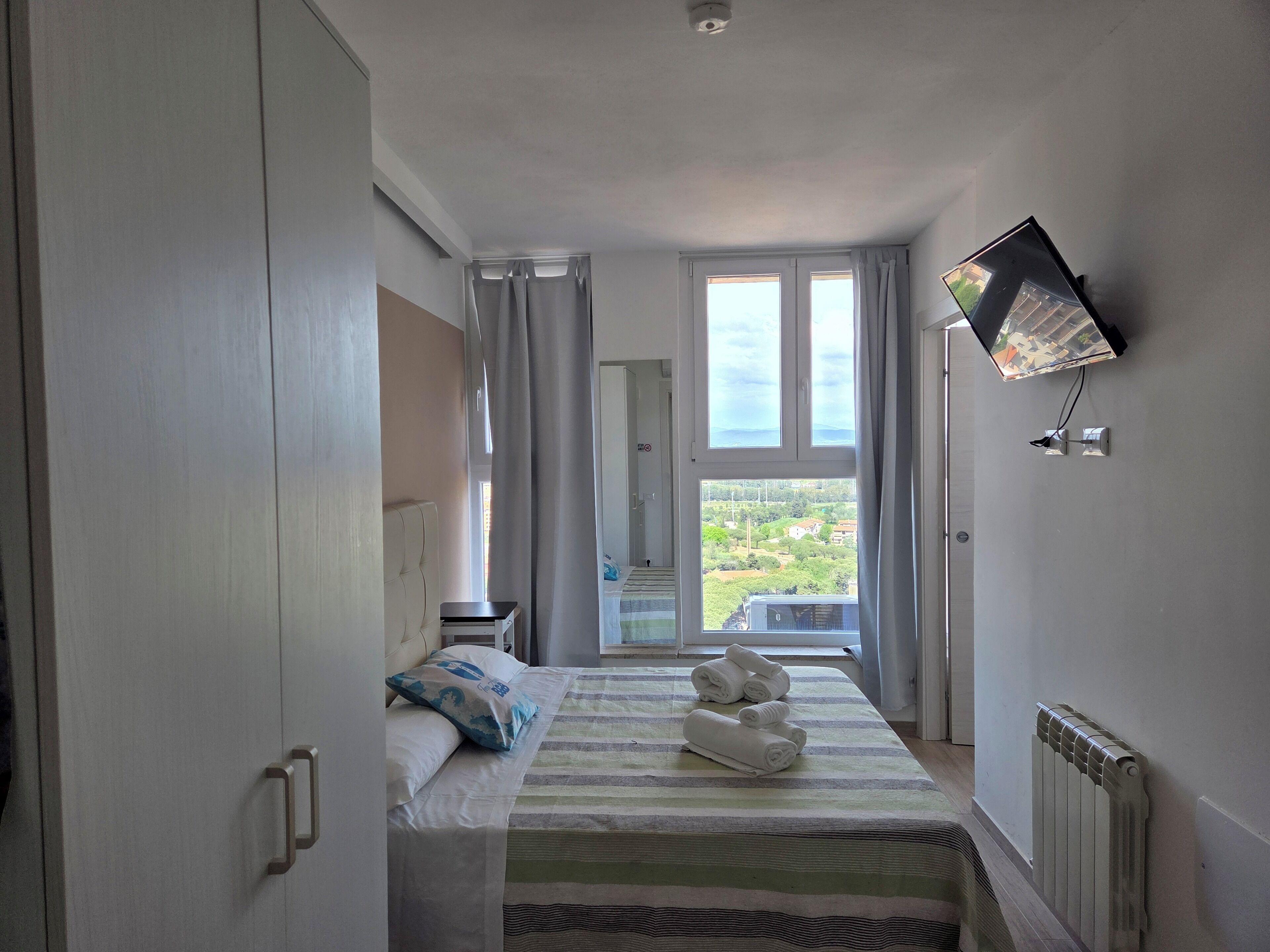 ميني بار وخزنة داخل الغرفة وبديكورات فريدة لكل غرفة وطراز فريد لكل وحدة