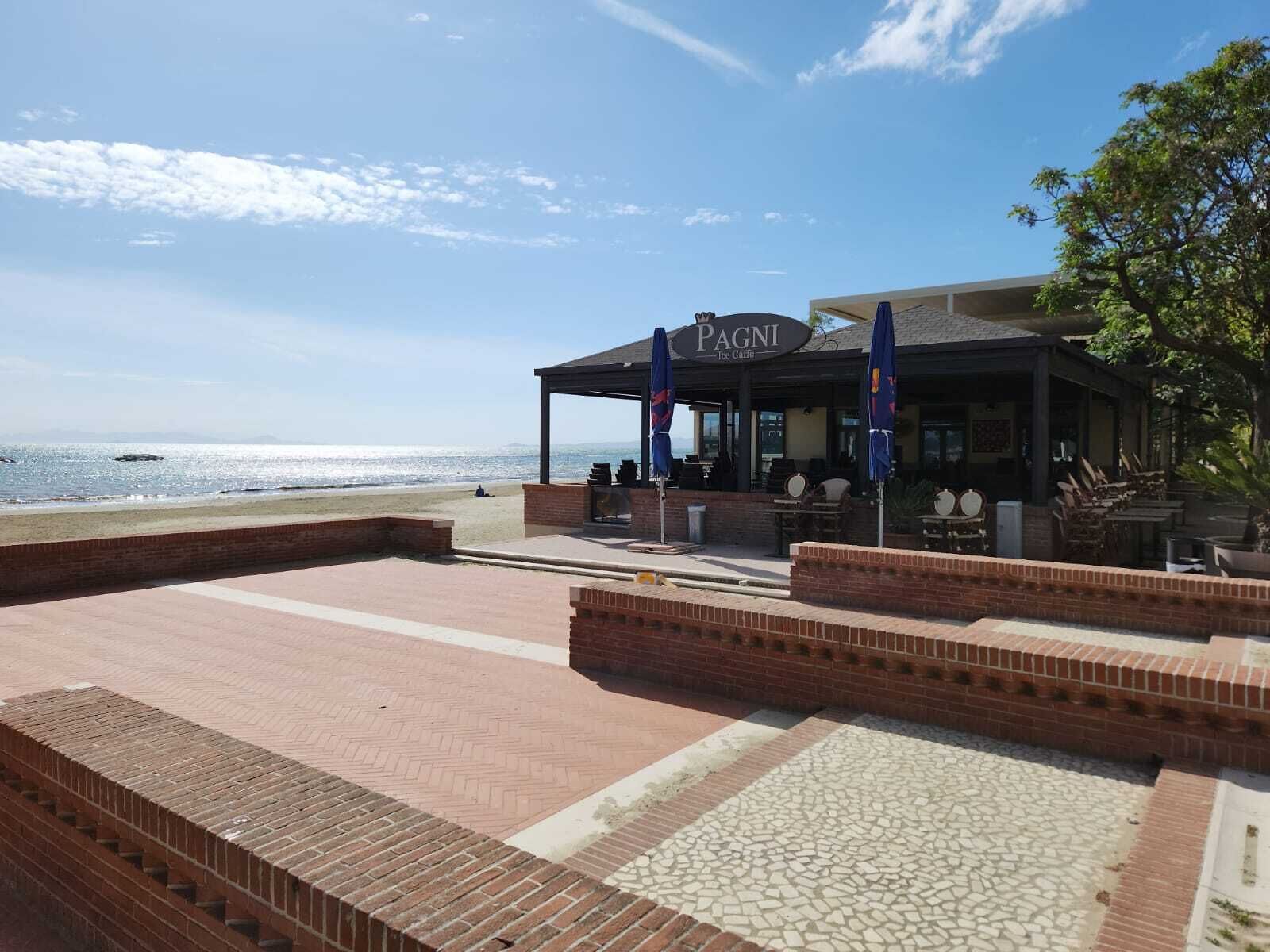 Un restaurante junto a la playa llamado PAGNI Ice Caff.