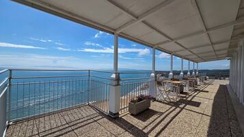 Panoraamahuone, terassi, merinäköala | Ulkopuoli