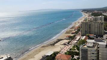 Rannalla, valkoista hiekkaa