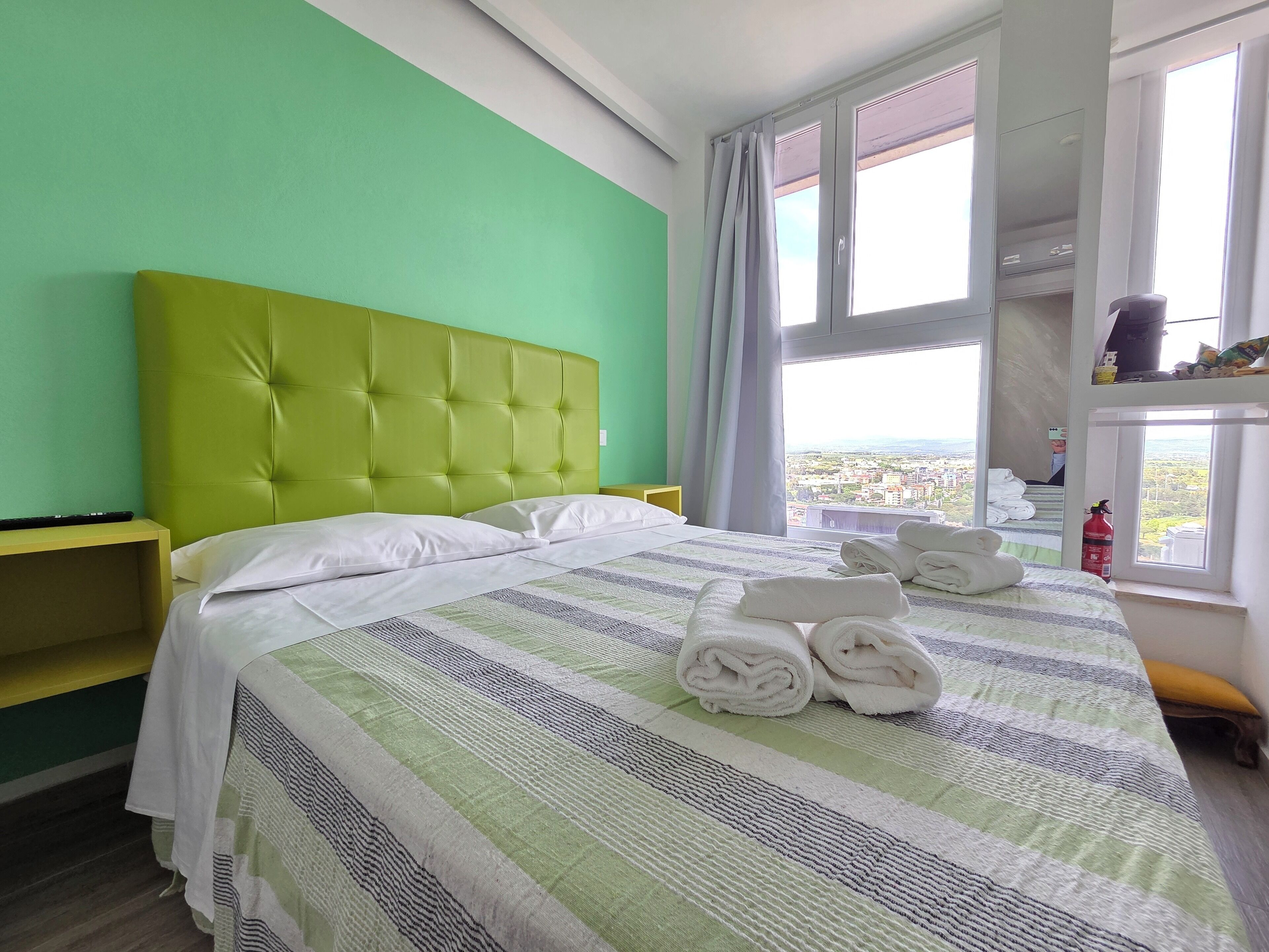 ميني بار وخزنة داخل الغرفة وبديكورات فريدة لكل غرفة وطراز فريد لكل وحدة