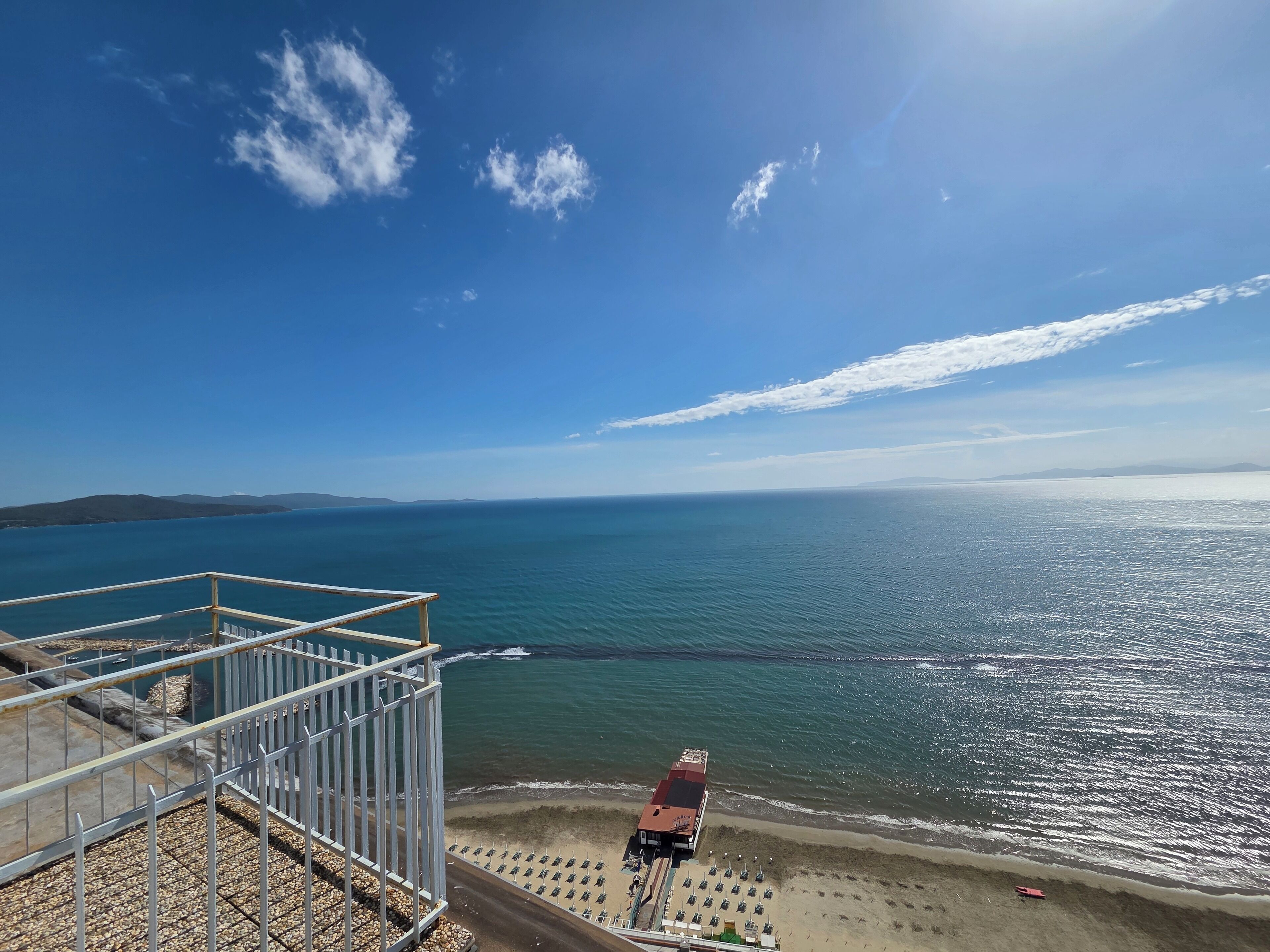 Sulla spiaggia, sabbia bianca