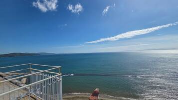 Sulla spiaggia, sabbia bianca