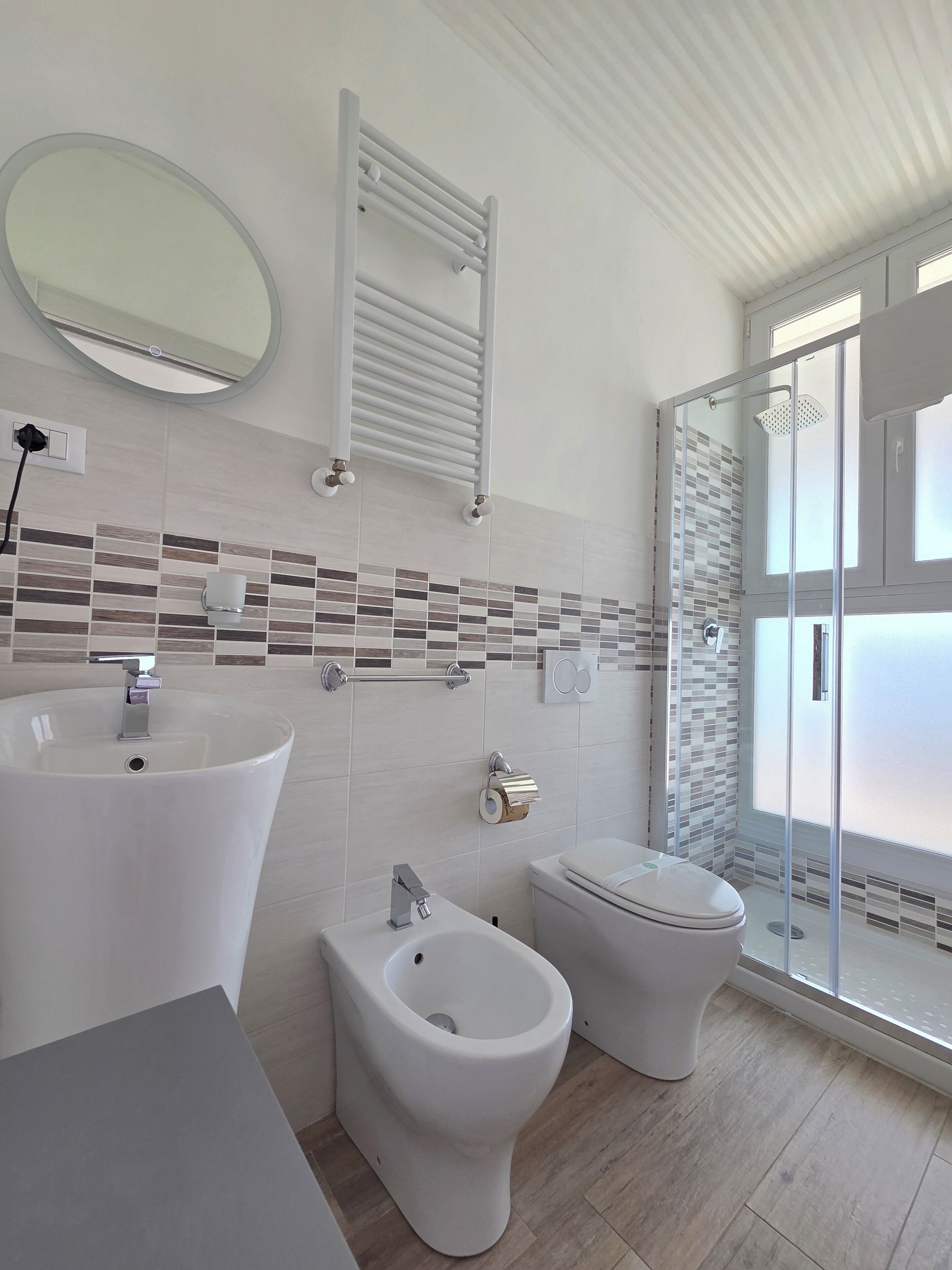 Panorama-Zimmer, Terrasse, Meerblick | Badezimmer