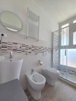 Panoramic Room, Terrace, Sea View | Bathroom | Shower, rainfall showerhead, free toiletries, hair dryer - Suite Torre Azzurra B&B Rooftop Sea View (Follonica)