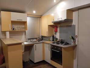 Private kitchen - MOBIL HOME 40M2 TOUT CONFORT A FRÉJUS DANS UN CAMPING 4 * PLAGE A 10 MN (Fréjus)