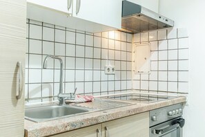 Basic Apartment | Private kitchen | Fridge, microwave, oven, stovetop - 2BR Apt With King Beds Long Stay (Wien)