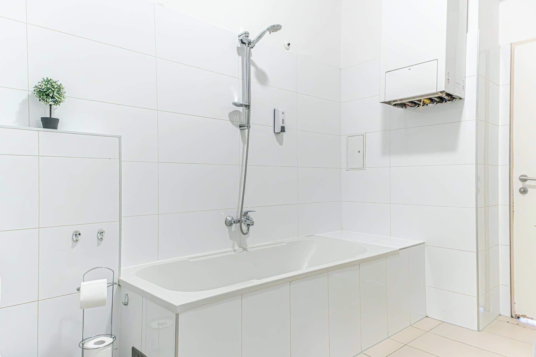 Basic Apartment | Bathroom | Combined shower/tub, free toiletries, hair dryer, towels
