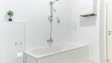 Basic Apartment | Bathroom | Combined shower/tub, free toiletries, hair dryer, towels