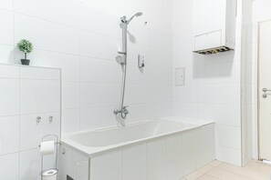 Basic Apartment | Bathroom | Combined shower/tub, free toiletries, hair dryer, towels - 2BR Apt With King Beds Long Stay (Wien)