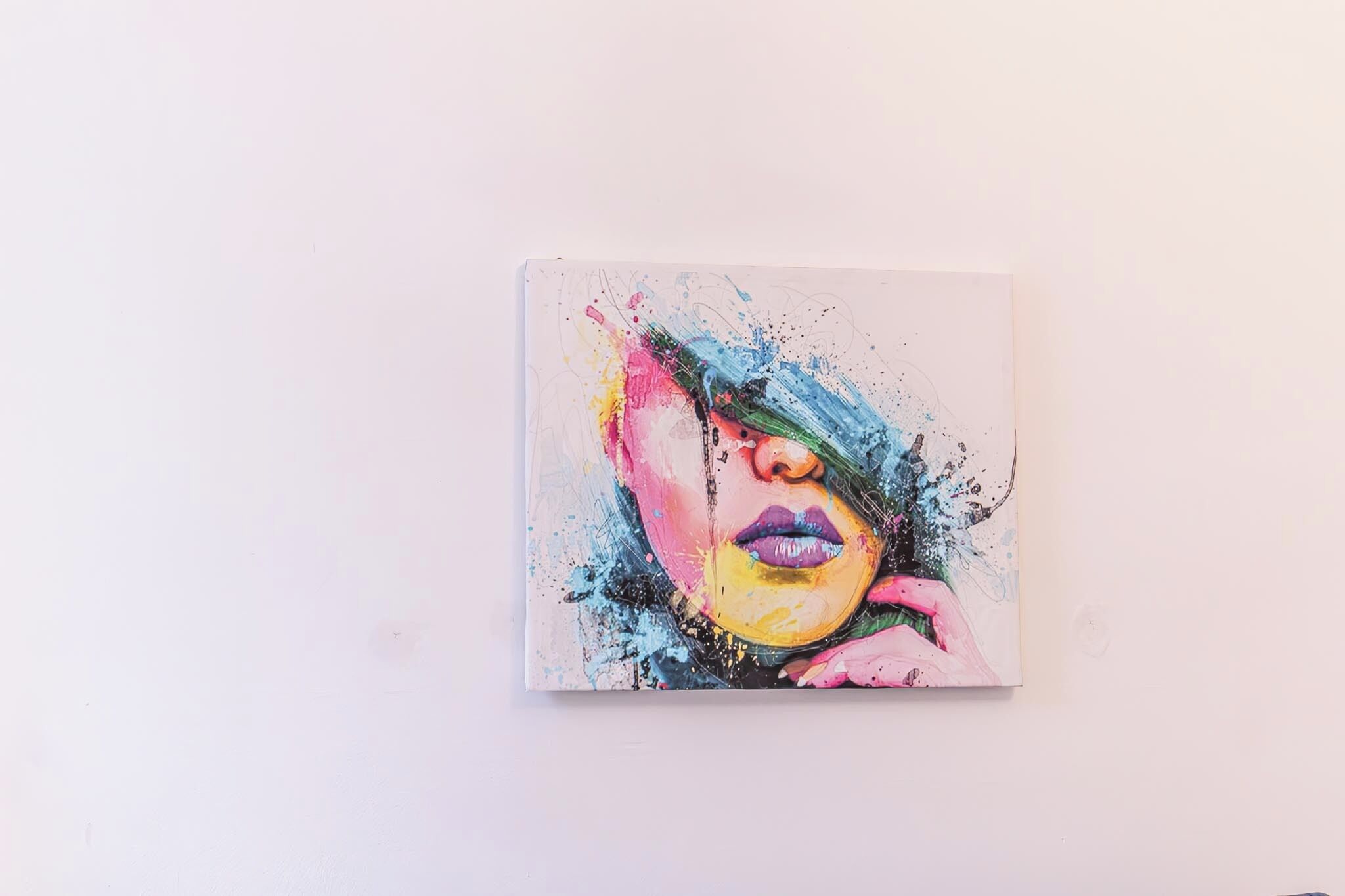 Una pintura que muestra a una persona con elementos abstractos.