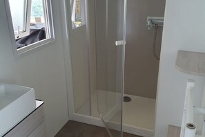 Dusche, Haartrockner, Toilettenpapier