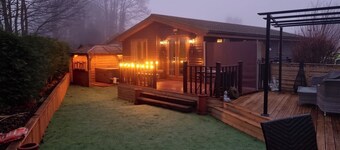 Luxury log cabin with hot tub- York