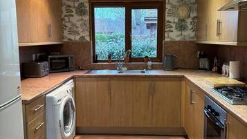 Four à micro-ondes, cafetière-théière, grille-pain