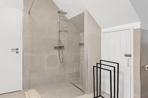 Douche, séchoir à cheveux, serviettes fournies