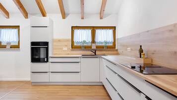 Jääkaappi, uuni, liesi, astianpesukone