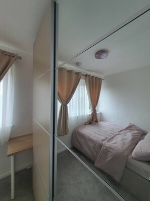 1 habitación, tabla de planchar con plancha, internet y ropa de cama 