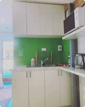 Réfrigérateur, micro-ondes, cafetière/bouilloire, grille-pain