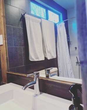 Douche, sĂšche-cheveux