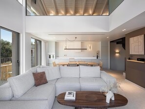 Luxury Villa, Deniz Manzaralı | Oturma alanı | Kablolu TV kanalları bulunan 50 inç akıllı televizyon, şömine, Netflix 