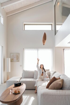 Luxury-Villa, Meerblick | Wohnbereich | 50-Zoll-Smart-TV mit Kabelempfang, Kamin, Netflix