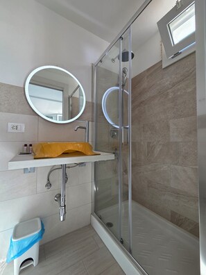 Classic Room, Balcony, Sea View | Bathroom
