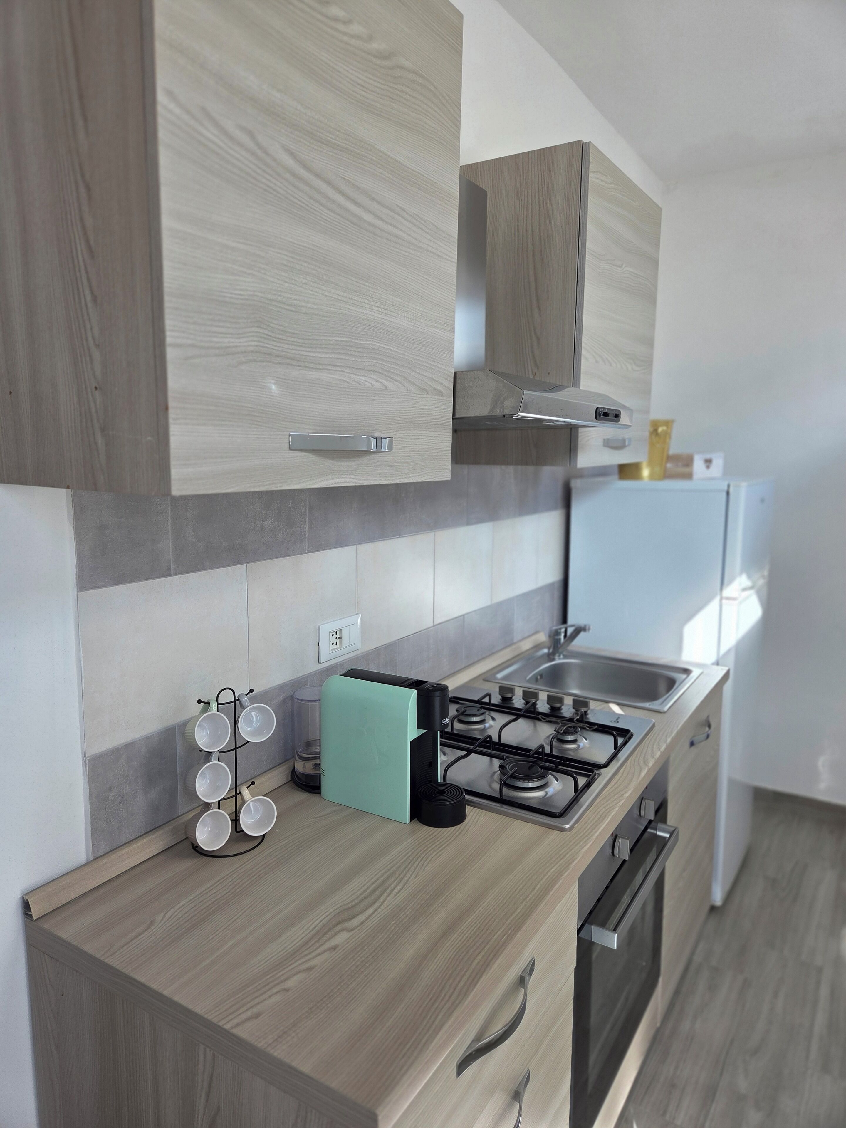 Comfort driepersoonskamer, 1 slaapkamer, terras, uitzicht op zee | Privékitchenette | Een espressoapparaat, een waterkoker