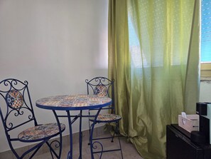 Classic Triple Room, 1 Queen Bed with Sofa bed, Air conditioning, Garden View | Living area - B&B Litoranea 80 (Follonica)