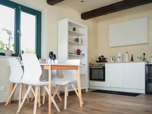 Fridge, oven, stovetop, dishwasher - Remark Studios: Studio-Apartment Seahouse (Burgwedel)