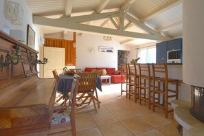 Interior - 500 m from the sea, garden, 6 adults and 1 child (Barbâtre)