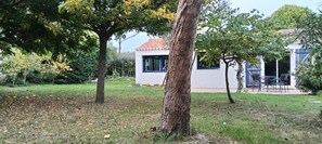 Terrace/patio - 500 m from the sea, garden, 6 adults and 1 child (Barbâtre)