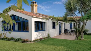 A white building with blue-framed windows and a tiled roof. - 500 m from the sea, garden, 6 adults and 1 child (Barbâtre)