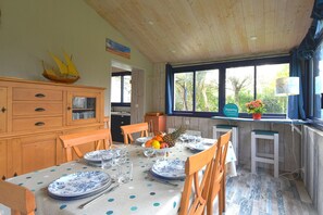 Dining - 500 m from the sea, garden, 6 adults and 1 child (Barbâtre)