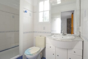 Shower, hair dryer - 500 m from the sea, garden, 6 adults and 1 child (Barbâtre)