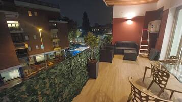 Suite – premium, byutsikt | Utendørsservering