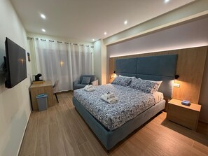 In-room safe, blackout drapes, iron/ironing board, free WiFi - Maya Casa (Rome)