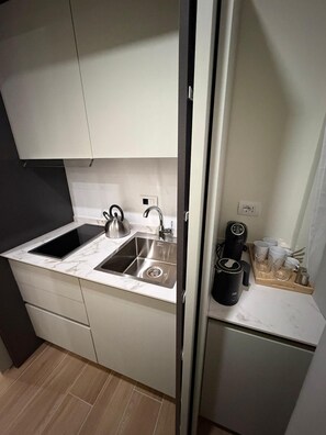 Premium Double Room, Courtyard View | Private kitchen - Maya Casa (Roma)